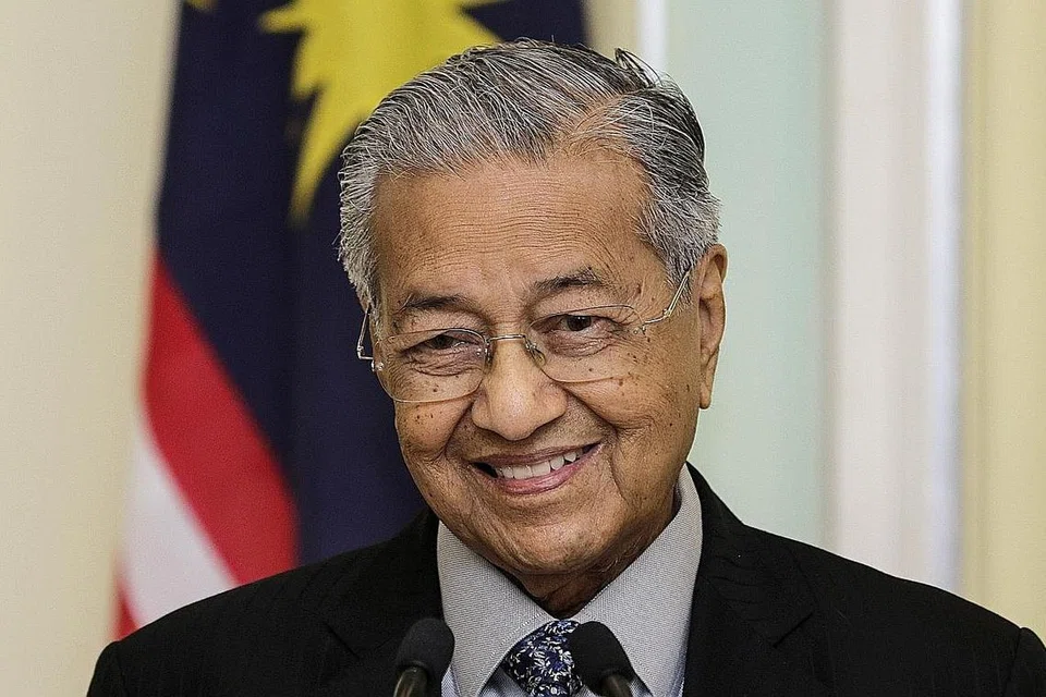 TERUS JADI TANDA TANYA: Dr Mahathir berkata beliau akan kekal sebagai Perdana Menteri hingga Malaysia selesai menjadi tuan rumah sidang puncak Kerjasama Ekonomi Asia-Pasifik November ini, tetapi penyokomg Datuk Anwar mendesak beliau melepaskan jawatan itu kepada presiden PKR itu. - Foto fail