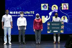 PUPUK PERPADUAN: Presiden Halimah Yacob (tiga dari kiri) yang hadir sebagai tetamu terhormat acara hackathon Mission: Unite bersama tiga kumpulan terbaik pertandingan tersebut. - Foto MCCY