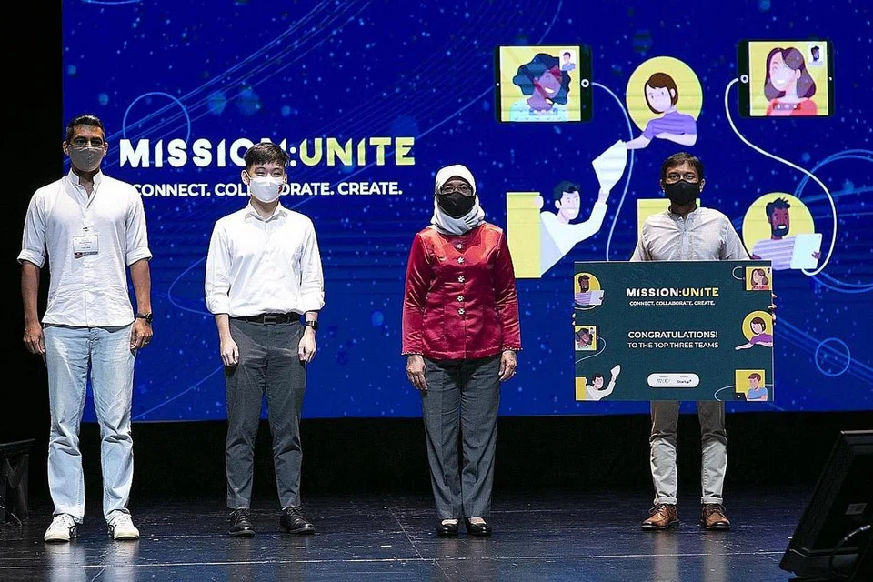 PUPUK PERPADUAN: Presiden Halimah Yacob (tiga dari kiri) yang hadir sebagai tetamu terhormat acara hackathon Mission: Unite bersama tiga kumpulan terbaik pertandingan tersebut. - Foto MCCY