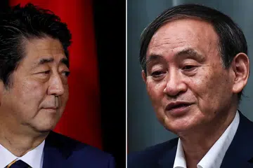 "...Saya akan mengambil inisiatif daripada (mantan) Perdana Menteri Abe (kiri) dan melakukan sedaya upaya untuk meneruskannya (dasar Abe) pada masa depan." - Encik Yoshihide Suga, Perdana Menteri Jepun yang baru (kanan). - Foto-foto REUTERS dan AFP