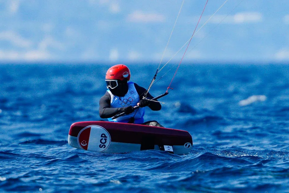 Atlet foil lelayang Singapura, Maximilian Maeder, ketika beraksi dalam siri akhir acara lelayang lelaki Sukan Olimpik 2024 di Marina Marseille pada 8 Ogos.