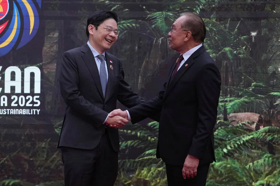 Perdana Menteri Singapura, Encik Lawrence Wong (kiri) bertemu Perdana Menteri Malaysia, Datuk Seri Anwar Ibrahim semasa menghadiri Sidang Puncak Asean ke-47 dan Sidang Berkaitan pada 26 Oktober di Kuala Lumpur, Malaysia.