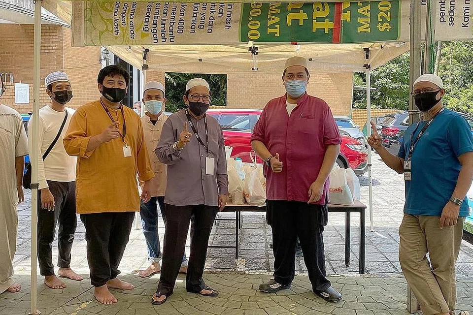 INGIN TERUS MEMBANTU: Antara sukarelawan Masjid Al-Amin yang turut membantu menjual habuan amal kepada jemaah selepas solat Jumaat. - Foto MASJID AL-AMIN