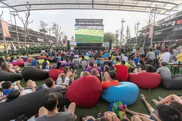 SELESA LAGI SERONOK: Pengunjung menikmati aksi-aksi Piala Dunia yang ditayangkan melalui skrin raksasa sempena Festival Bola Sepak Hab Sukan. - Foto HAB SUKAN SINGAPURA