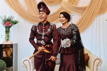 MERPATI DUA SEJOLI: Hafiz Nasir tertarik dengan senyuman lembut isterinya, Cik Syairah Nadya Azhari. Gambar menunjukkan Hafiz di majlis persandingan pada 17 Disember lalu di Ballroom at Katong Square by AB Shaik. - Foto BLISS PHOTO+CINEMA