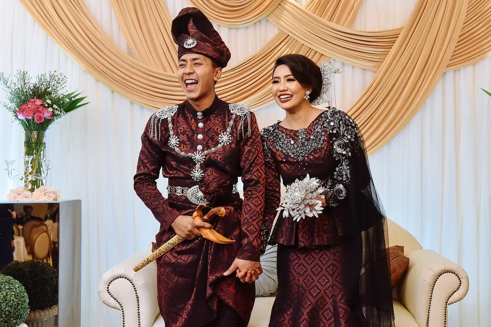 MERPATI DUA SEJOLI: Hafiz Nasir tertarik dengan senyuman lembut isterinya, Cik Syairah Nadya Azhari. Gambar menunjukkan Hafiz di majlis persandingan pada 17 Disember lalu di Ballroom at Katong Square by AB Shaik. - Foto BLISS PHOTO+CINEMA