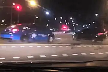 NAHAS JALAN RAYA: Rakaman video menunjukkan sebuah kereta hitam berlanggar dengan kereta yang dinaiki seorang wanita 18 tahun ini dimuat naik ke Facebook.