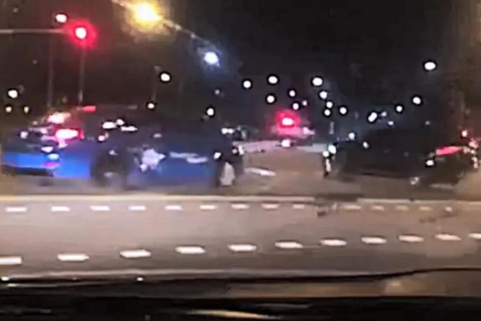 NAHAS JALAN RAYA: Rakaman video menunjukkan sebuah kereta hitam berlanggar dengan kereta yang dinaiki seorang wanita 18 tahun ini dimuat naik ke Facebook.