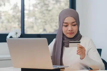 Seorang wanita sedang menyiapkan urusan transaksi.