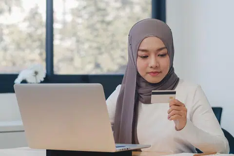 Seorang wanita sedang menyiapkan urusan transaksi.