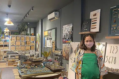 TERUSKAN PERNIAGAAN: Dengan kerja ubah elok suai mendapat 'lampu hijau', Cik Rina berkata ramai pelanggan dan kontraktor telah mengunjungi kedainya semula membeli barangan perhiasan rumah. - Foto ihsan RINA ALIAS