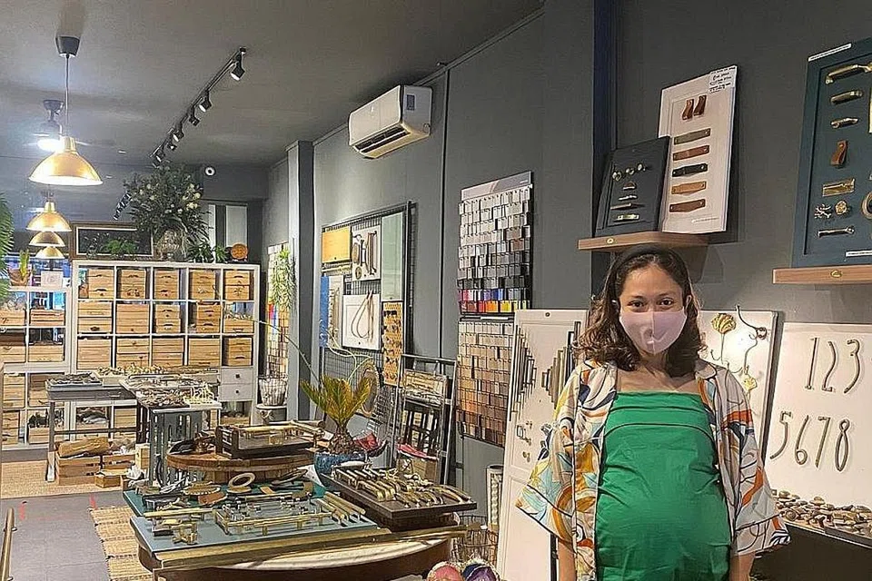 TERUSKAN PERNIAGAAN: Dengan kerja ubah elok suai mendapat 'lampu hijau', Cik Rina berkata ramai pelanggan dan kontraktor telah mengunjungi kedainya semula membeli barangan perhiasan rumah. - Foto ihsan RINA ALIAS