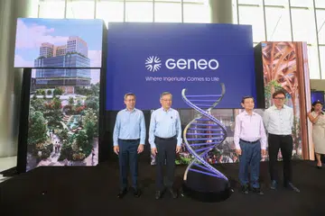LANCAR HAB SAINS HAYAT: Menteri Perdagangan dan Perusahaan, Encik Gan Kim Yong (dua dari kiri), di majlis pelancaran hab sains hayat baru di 5 Science Park Drive. Bersama beliau ialah ketua pegawai eksekutif (CEO) CapitaLand Development Encik Jonathan Yap (paling kiri), Pengerusi CLA Real Estate Holdings Encik Wong Kan Seng (dua dari kanan) dan CEO CapitaLand Ascendas Reit Encik William Tay (paling kanan).