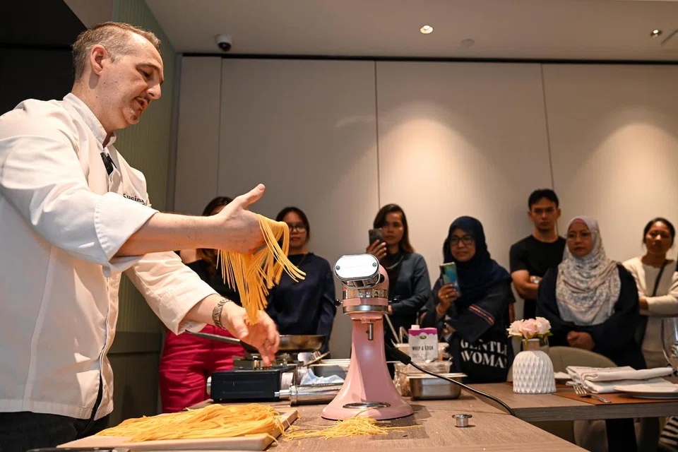 Pemilik restoran Kucina, Cef Gero Di Maria Mohammed Omar, menunjukkan kepada peserta bengkel tentang pasta, tagliolini, yang boleh dikeringkan sebelum disimpan di peti sejuk agar ia dapat bertahan lama.