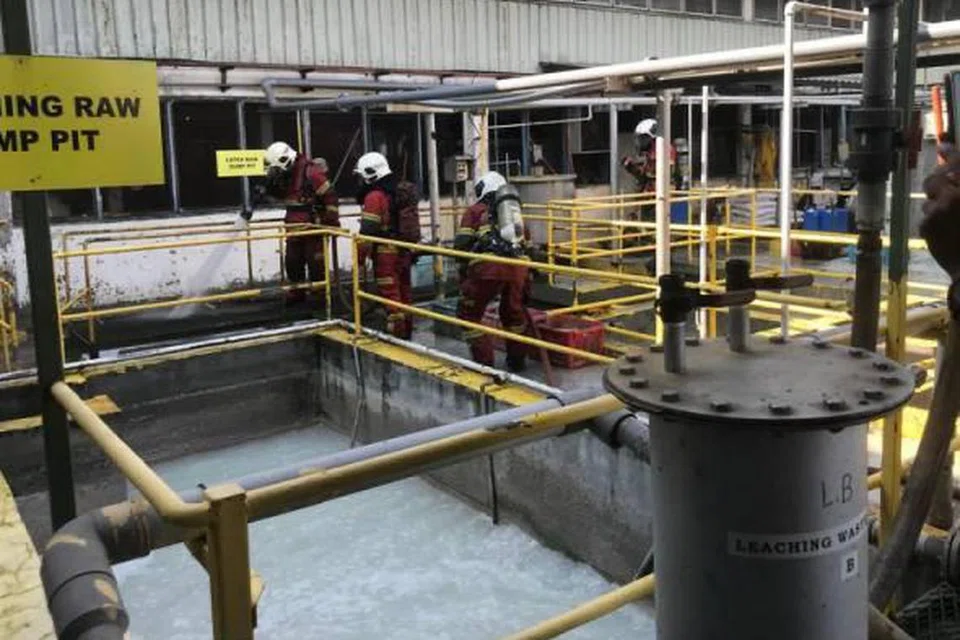 Anggota Balai Bomba dan Penyelamat (BBP) Sungai Petani, Kedah, giat membersihkan tumpahan bahan kimia natrium hipoklorit dianggarkan sebanyak 60 liter yang menyebabkan seorang pengsan, manakala 16 lagi pening dan muntah di sebuah kilang di Sungai Petani.