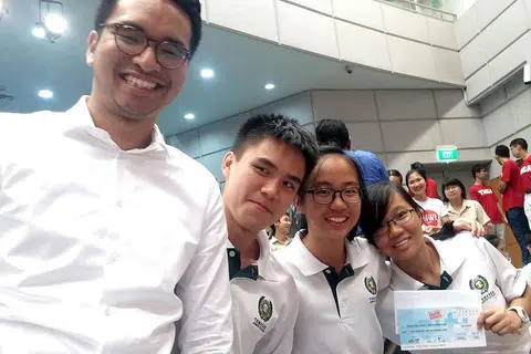 MENTOR PELAJAR: Encik Rusydi (kiri) bergambar bersama anak didiknya daripada Maktab Rendah Temasek. Beliau berbesar hati dapat berkongsi pengalaman dan membantu mereka mencapai matlamat jualan. - Foto CITI
