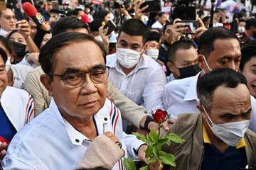 HADAPI CABARAN BESAR: Perdana Menteri Thailand merangkap pemimpin parti United Thai Nation, Encik Prayut Chan-O-Cha (kiri) ketika berkempen di sekitar Chinatown, Bangkok. - Foto