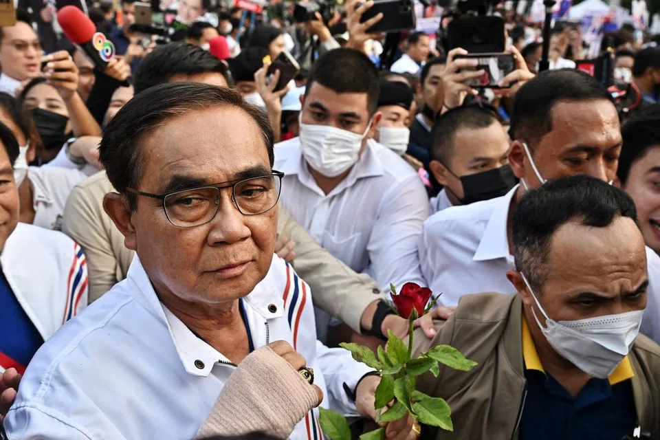 HADAPI CABARAN BESAR: Perdana Menteri Thailand merangkap pemimpin parti United Thai Nation, Encik Prayut Chan-O-Cha (kiri) ketika berkempen di sekitar Chinatown, Bangkok. - Foto