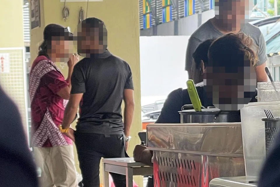 Beberapa orang pengendali ‘Pak Wanca’ sedang menunggu di Pasar Awam dan Terminal Bas Larkin, Johor Bahru, dan akan mendekati orang yang lalu-lalang di situ bagi menawarkan khidmat menghantar mereka pulang ke Singapura.