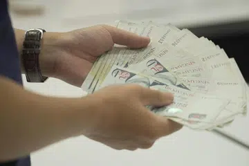 CABARAN HIDUP: Tanpa wang simpanan dan berpendapatan rendah sememangnya menyukarkan seseorang menyara diri apalagi menampung keperluan hidup keluarga besar.