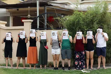 KES MAHKAMAH: Seorang wanita berusia 31 tahun, akan dihadapkan ke mahkamah hari ini atas pelbagai kesalahan berkaitan pengendalian sebuah hotel haiwan, "Platinium Dogs Club". Foto di atas memaparkan sekumpulan orang pada 2 Jan 2019 berkumpul di luar hotel haiwan yang terletak di Galistan Avenue, di kawasan Bukit Panjang itu, dan memaparkan risalah tentang kehilangan seekor anjing semasa dalam penjagaannya.