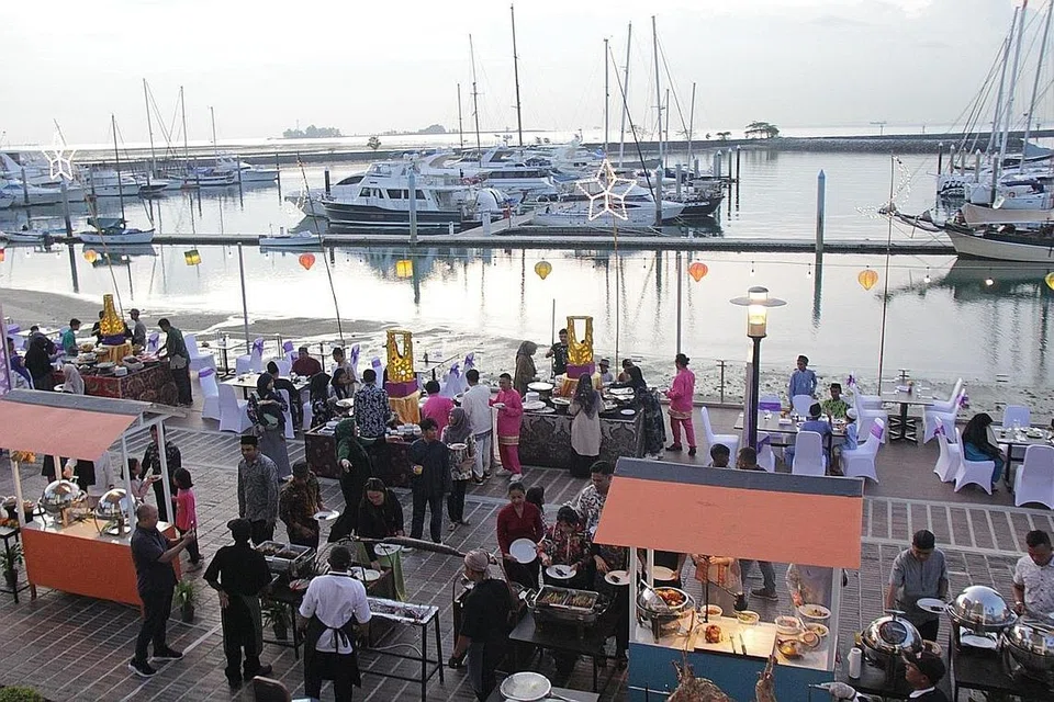 BUKA PUASA DENGAN PEMANDANGAN MENARIK: Lebih 100 hidangan telah disediakan Nongsa Point & Marina Resort di Batam untuk acara berbuka puasa, Iftar Gemilang. Tetamu juga akan menikmati pemandangan serta suasana yang meriah. - Foto NONGSA RESORTS