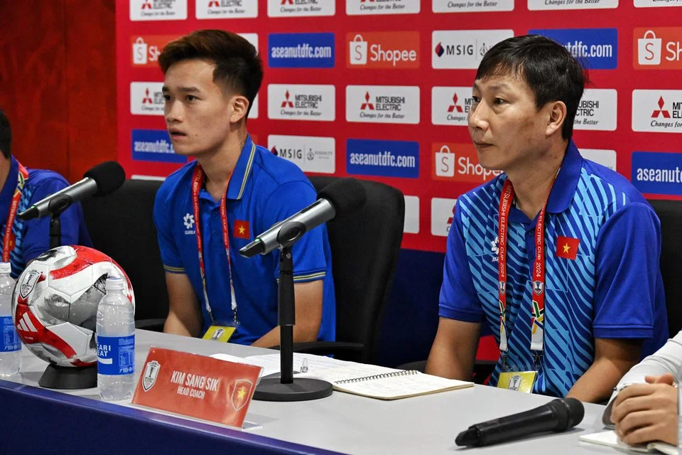 Pemain tengah Vietnam, Nguyen Hoang Duc (kiri) dan ketua jurulatih Vietnam, Kim Sang-sik di persidangan media pada 25 Disember sebelum perlawanan separuh akhir mereka menentang Singapura di Stadium Jalan Besar. Kim dan Hoang Duc berkongsi bahawa mereka rasa yakin untuk menang perlawanannya pada 26 Disember kerana mereka telah melakukan persiapan yang teliti dan mengcukupi. 
