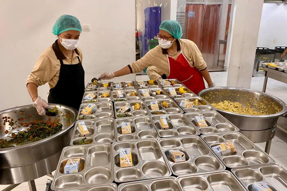 Dapur yang dikendalikan oleh Agensi Pemakanan Nasional bertugas menyediakan dan menghantar makanan ke sekolah-sekolah dari Isnin hingga Jumaat. 