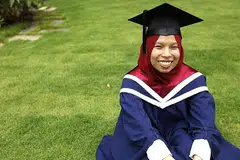 MINATI BAHASA SEJAK KECIL: Minat Cik Atiqah dalam bahasa mula berputik sejak beliau berinteraksi dengan keluarga dalam dua bahasa, Inggeris dan Melayu. - Foto BH oleh ZHANG XUAN