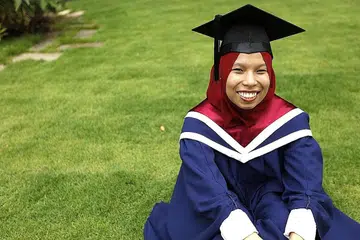 MINATI BAHASA SEJAK KECIL: Minat Cik Atiqah dalam bahasa mula berputik sejak beliau berinteraksi dengan keluarga dalam dua bahasa, Inggeris dan Melayu. - Foto BH oleh ZHANG XUAN