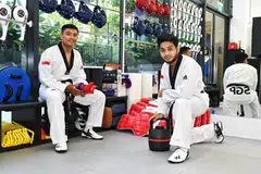Raja Arshad Raja Mahmod (kanan) bersama abangnya, Raja Zulfadli Raja Mahmod, di Swiftkicks Taekwondo di Hougang. 