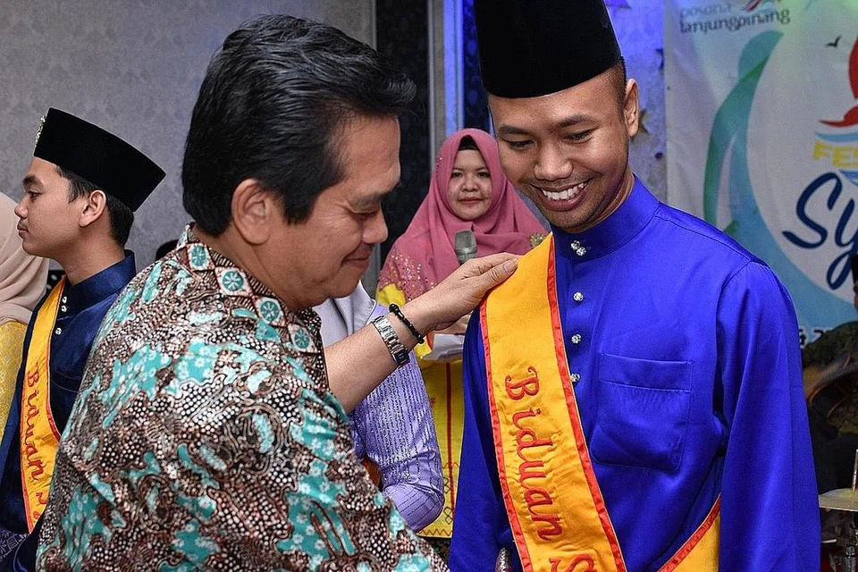 BIDUAN SYAIR: Afi Hanafi menyertai Festival Syair Internasional 2018 di Tanjung Pinang, Indonesia, dan beliau diangkat sebagai 'Biduan Syair' (gambar atas). - Foto ihsan AFI HANAFI