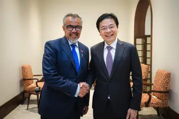 Perdana Menteri, Encik Lawrence Wong (kanan), bertukar pandangan dengan Ketua Pengarah Pertubuhan Kesihatan Sedunia (WHO), Dr Tedros Adhanom Ghebreyesus, semasa pertemuan di Singapura mengenai cabaran kesihatan sejagat yang mendesak dan isu-isu lain yang berkaitan.
