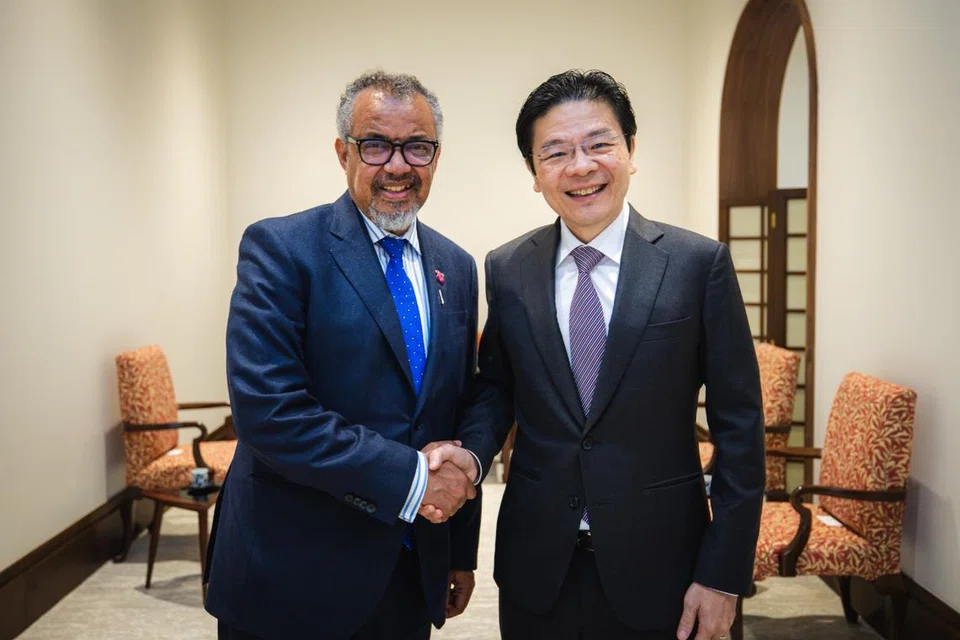 Perdana Menteri, Encik Lawrence Wong (kanan), bertukar pandangan dengan Ketua Pengarah Pertubuhan Kesihatan Sedunia (WHO), Dr Tedros Adhanom Ghebreyesus, semasa pertemuan di Singapura mengenai cabaran kesihatan sejagat yang mendesak dan isu-isu lain yang berkaitan.