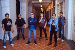 CERITA CINTA: Penggubah lagu daripada band X'cuse Me, Suhairel Ismail atau Boy (dua dari kanan) menjadikan kisah-kisah cinta yang boleh dikaitkan dengan orang ramai sebagai inti pati lagu-lagu ciptaannya. Bersamanya adalah anggota X'cuse Me lain - (dari kiri) Halfis, Man Tabok, Zul Fika, Bo dan Raihan (kanan). - Foto BH oleh NUR DIYANA TAHA