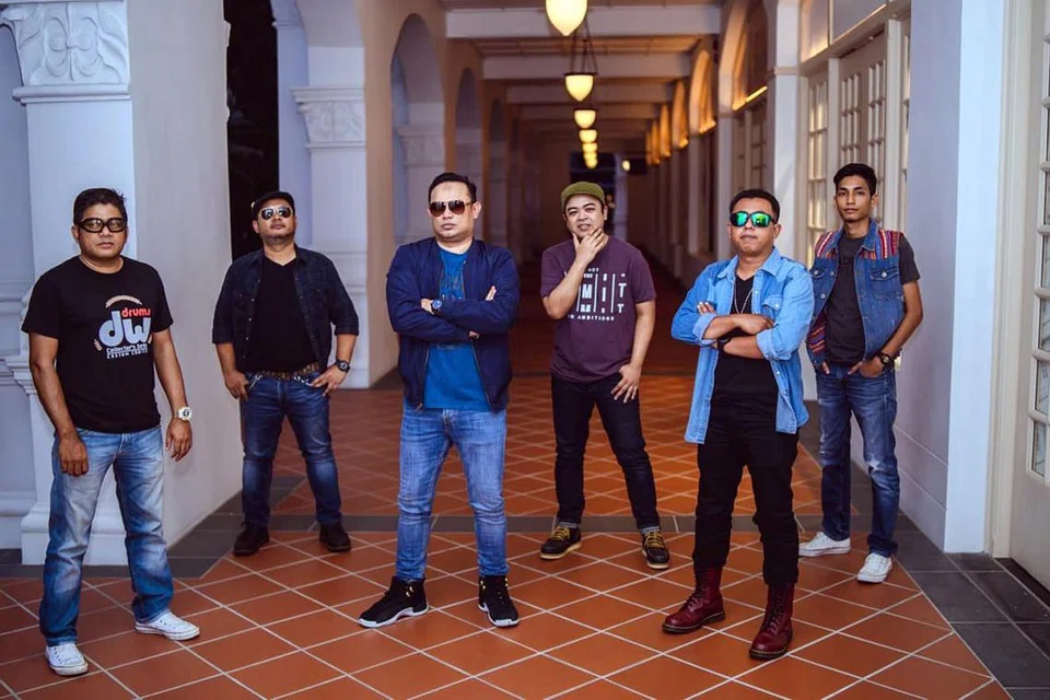 CERITA CINTA: Penggubah lagu daripada band X'cuse Me, Suhairel Ismail atau Boy (dua dari kanan) menjadikan kisah-kisah cinta yang boleh dikaitkan dengan orang ramai sebagai inti pati lagu-lagu ciptaannya. Bersamanya adalah anggota X'cuse Me lain - (dari kiri) Halfis, Man Tabok, Zul Fika, Bo dan Raihan (kanan). - Foto BH oleh NUR DIYANA TAHA