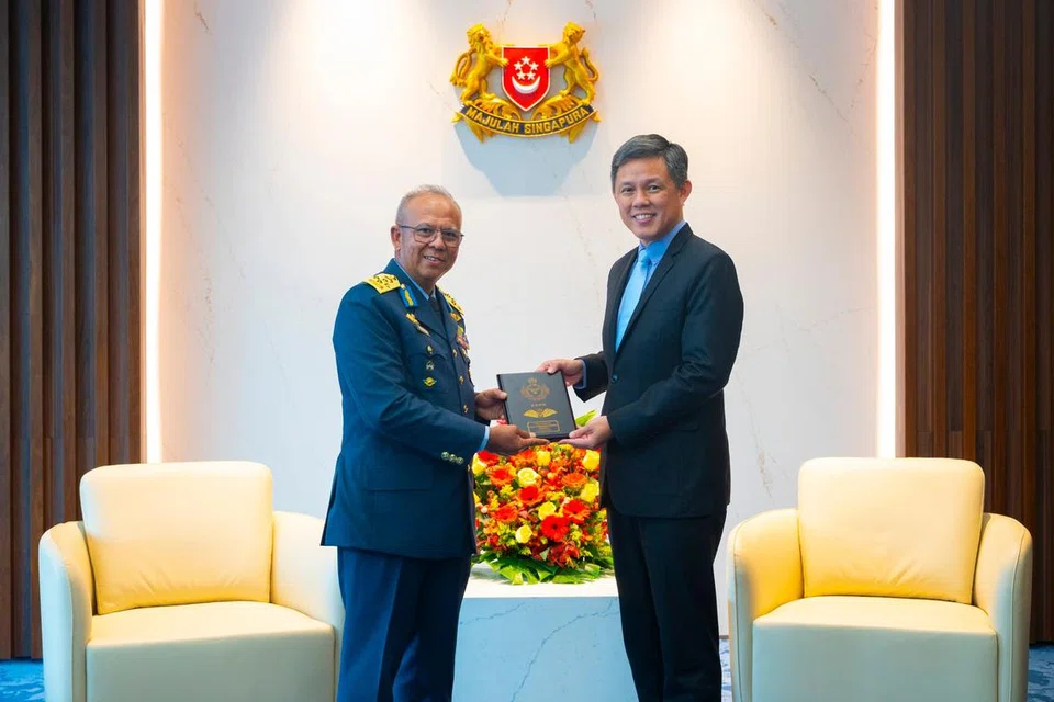 Ketua Tentera Udara Diraja Malaysia (TUDM), Jeneral (Jen) Dato’ Sri Haji Muhamad Norazlan Aris (kiri), menyerahkan cenderahati kepada Menteri Pertahanan Singapura, Encik Chan Chun Sing, semasa lawatannya ke Mindef pada 20 Ogos. 