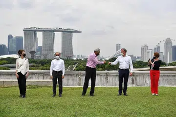 RAI ULANG TAHUN KE-50 FPDA:(Dari kiri) Pesuruhjaya Tinggi New Zealand ke Singapura Jo Tyndall, Pesuruhjaya Tinggi Malaysia ke Singapura Azfar Mohamad Mustafar; Dr Ng Eng Hen; Pesuruhjaya Tinggi Australia ke Singapura William Hodgman dan Pesuruhjaya Tinggi Britain ke Singapura Kara Owen berada di Bendungan Marina semalam untuk menyaksikan terbang lalu dan pertunjukan kapal tentera laut. - Foto-foto BH oleh CHONG JUN LIANG