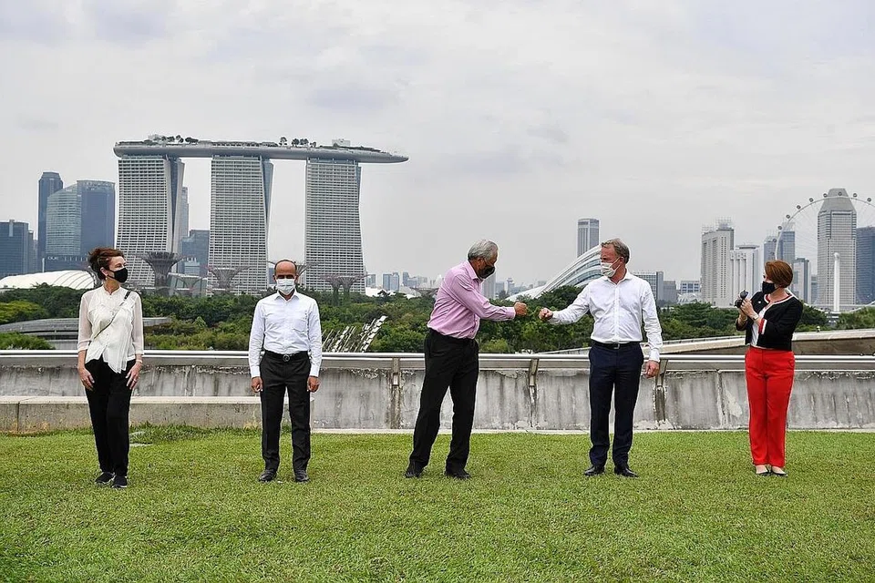 RAI ULANG TAHUN KE-50 FPDA:(Dari kiri) Pesuruhjaya Tinggi New Zealand ke Singapura Jo Tyndall, Pesuruhjaya Tinggi Malaysia ke Singapura Azfar Mohamad Mustafar; Dr Ng Eng Hen; Pesuruhjaya Tinggi Australia ke Singapura William Hodgman dan Pesuruhjaya Tinggi Britain ke Singapura Kara Owen berada di Bendungan Marina semalam untuk menyaksikan terbang lalu dan pertunjukan kapal tentera laut. - Foto-foto BH oleh CHONG JUN LIANG