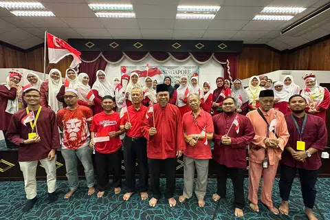 SUMBANGAN DIHARGAI: Encik Malik Majid (empat dari kiri);  Pengerusi Eksekutif Masjid Ar-Raudhah, Ustaz Mohamed Ali Atan (tengah); dan Encik Shuhaimi Maridin (empat dari kanan); bergambar ketika Majlis Memperingati Hari Kebangsaan (NDO) di Masjid Ar-Raudhah.