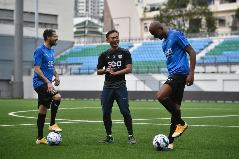 Chew Chun-Liang (tengah), dilantik ketua pegawai eksekutif Lion City Sailors pada Disember 2020 - tahun mereka menjadi kelab bola sepak privet pertama Singapura.