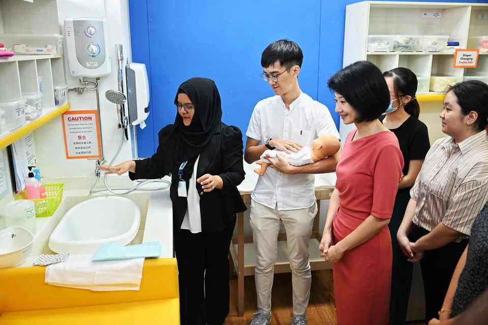KELAS PENJAGAAN RUTIN: (Dari kiri) Cik Nur Azlina Subari, Pensyarah Utama Institut Nasional Pembangunan Awal Kanak-Kanak (NIEC); Encik Justin Heng, guru pelatih; dan Menteri Negara (Pembangunan Sosial dan Keluarga merangkap Ehwal Dalam Negeri), Cik Sun Xueling, semasa aktiviti kelas penjagaan rutin kanak-kanak di kampus NIEC pada Selasa.