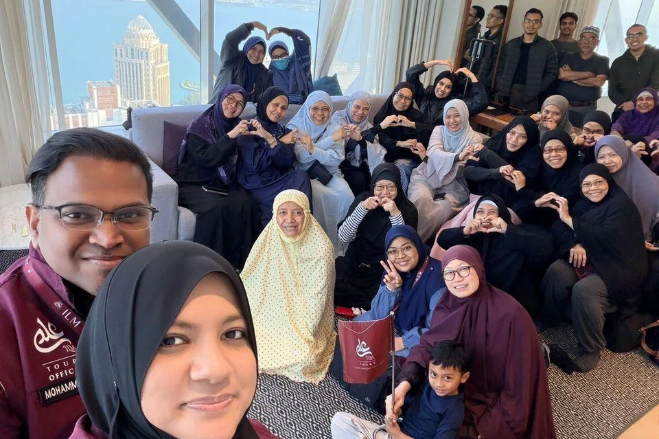 Ketua Pegawai Eksekutif (CEO) ILM Tours Pte Ltd, Ustazah Shameem Sultanah (dua dari kiri), suaminya yang juga Pengarah Urusan syarikat itu, Encik Mohammed Hadi Abdul Rasheed (kiri), bersama rombongan kembara syarikat itu di hotel lima bintang yang diusahakan Qatar Airways.