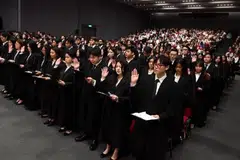 Peguam baru mengangkat sumpah dalam upacara rasmi sesi pertama bagi 2026 di auditorium Mahkamah Agung pada 20 April.