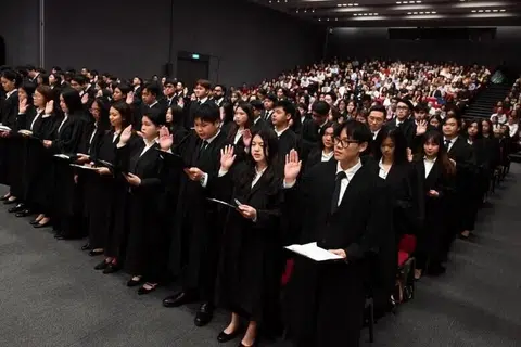 Peguam baru mengangkat sumpah dalam upacara rasmi sesi pertama bagi 2026 di auditorium Mahkamah Agung pada 20 April.