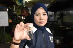 MENJIJIKKAN: Pegawai penguatkuasa Majlis Bandaraya Pulau Pinang menunjukkan najis tikus yang ditemui di restoran di Lebuh Chulia, Georgetown, Pulau Pinang. 
