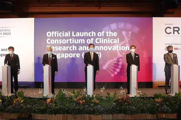 KONSORTIUM BARU DILANCAR: Melancarkan bersama Cris di The Star Performing Arts Centre semalam, (dari kiri) Encik Anthony Tan, Pengarah Urusan MOH Holdings; Encik Chan Yeng Kit, Pengerusi MOH Holdings; Menteri Kesihatan, Encik Ong Ye Kung; Profesor John Lim, Pengerusi Cris; dan Dr Danny Soon, CEO Cris. - Foto-foto GIN TAY