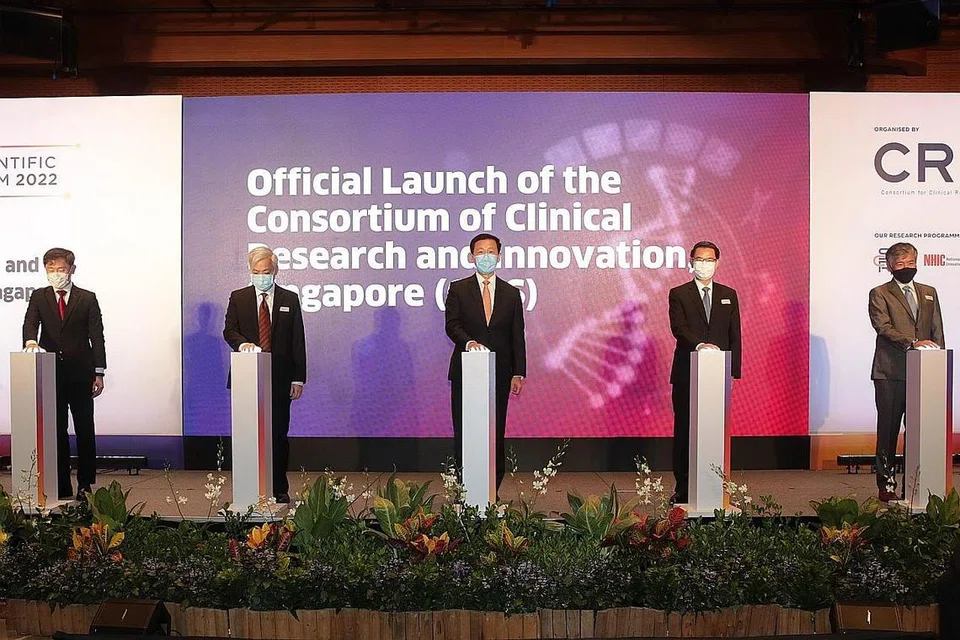 KONSORTIUM BARU DILANCAR: Melancarkan bersama Cris di The Star Performing Arts Centre semalam, (dari kiri) Encik Anthony Tan, Pengarah Urusan MOH Holdings; Encik Chan Yeng Kit, Pengerusi MOH Holdings; Menteri Kesihatan, Encik Ong Ye Kung; Profesor John Lim, Pengerusi Cris; dan Dr Danny Soon, CEO Cris. - Foto-foto GIN TAY