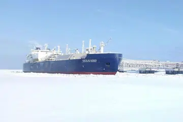 LEBIH MENJIMATKAN: Pelayaran Christophe de Margerie (atas) dan Venta Maersk merentas Laluan Laut Utara (NSR) menonjolkan betapa perubahan iklim semakin membuka laluan perkapalan baru melalui Lautan Artik (peta) yang menjimatkan masa dan wang, sekalis gus menyaingi Laluan Suez yang melewati Singapura. - Gambar fail REUTERS