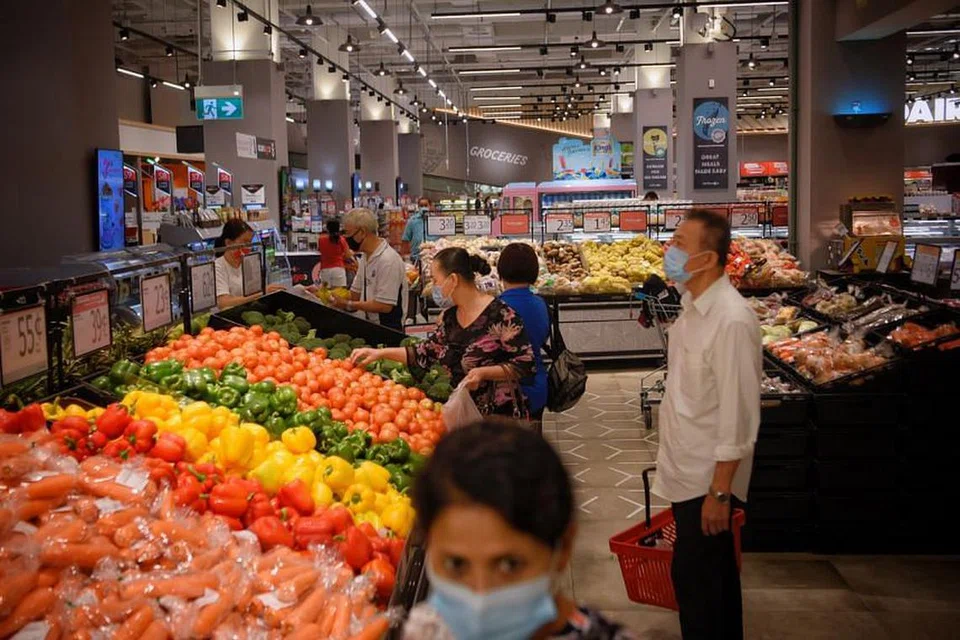 LANJUTAN DISKAUN BUAT GENERASI MERDEKA DAN PERINTIS: Warga emas boleh terus menikmati diskaun apabila membeli-belah di NTUC FairPrice selepas rangkaian pasar raya itu mengumumkan ia akan melanjutkan skim diskaunnya buat Generasi Perintis dan Generasi Merdeka sehingga 31 Disember tahun depan. - Foto BH oleh MARK CHEONG